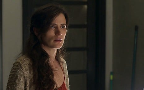 Bianca Bin (Clara) em O Outro Lado do Paraíso; mocinha vai fugir de hospício dentro de caixão - Reprodução/TV Globo