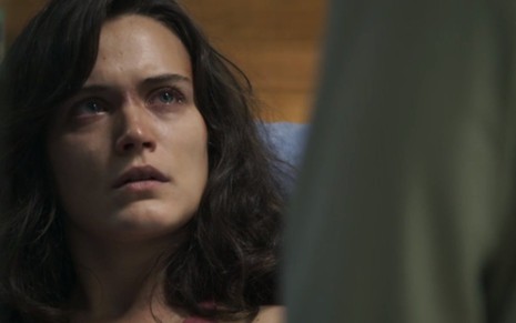 Bianca Bin (Clara) em cena de O Outro Lado do Paraíso; mocinha vai mandar prender o marido - Reprodução/TV Globo