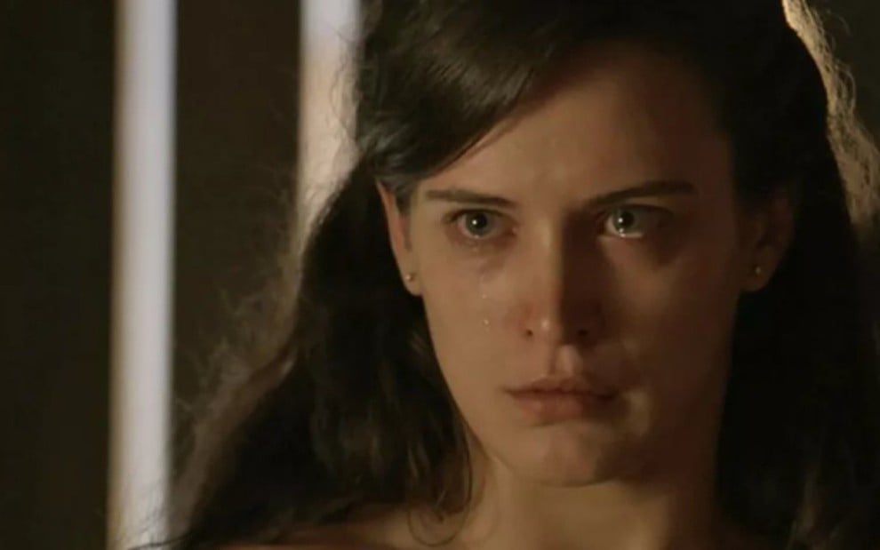 Bianca Bin (Clara) em cena de O Outro Lado do Paraíso; mocinha vai aceitar proposta da vilã - Reprodução/TV Globo