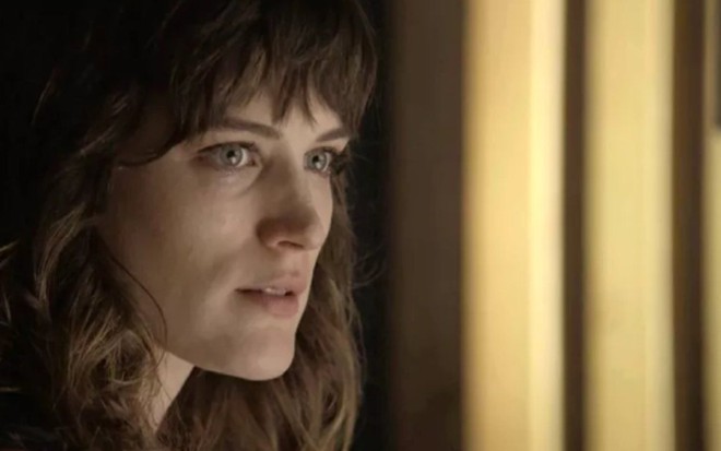 Clara (Bianca Bin) atrairá o ex-marido para sua casa em cena de O Outro Lado do Paraíso - Reprodução/TV Globo