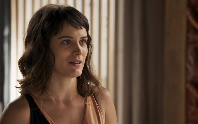 Bianca Bin (Clara) em cena de O Outro Lado do Paraíso; mocinha vai se declarar ao advogado - Reprodução/TV Globo