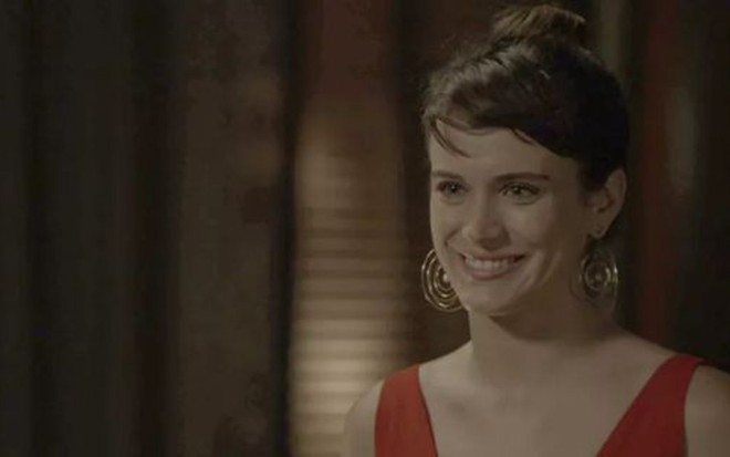 Clara (Bianca Bin) defenderá a mãe dos ataques da irmã em cena de O Outro Lado do Paraíso - Reprodução/TV Globo