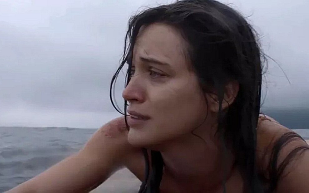 Clara (Bianca Bin) ficará perdida no mar antes do resgate em cena de O Outro Lado do Paraíso - Reprodução/TV Globo