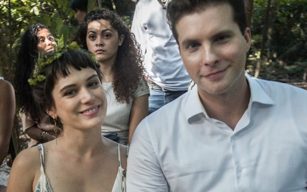 Clara (Bianca Bin) vai aceitar se casar com Patrick (Thiago Fragoso) no final de O Outro Lado do Paraíso - Raquel Cunha/TV Globo 