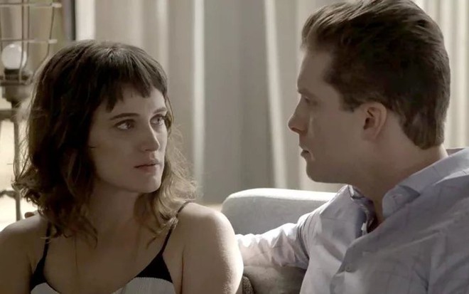 Clara (Bianca Bin) vai se declarar a Patrick (Thiago Fragoso) antes da primeira noite de sexo - Reprodução/TV Globo