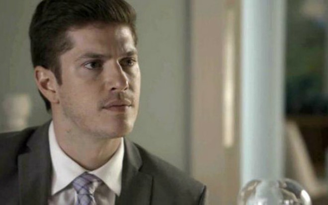 O delegado Bruno (Caio Paduan) tirará satisfações sobre armação em O Outro Lado do Paraíso - Reprodução/Globo