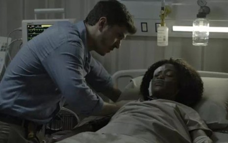 Bruno (Caio Paduan) apoia Raquel (Erika Januza) em cena de O Outro Lado do Paraíso - Reprodução/TV Globo