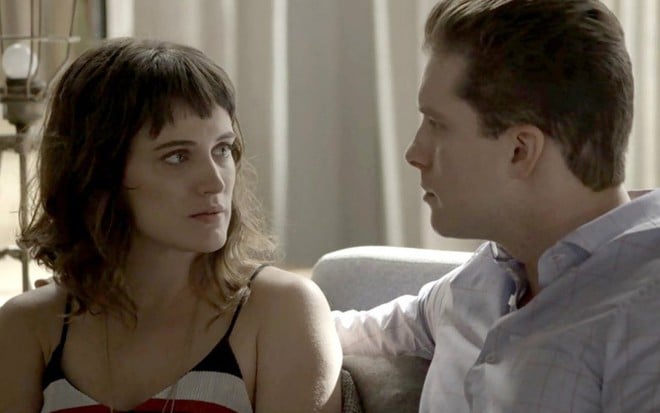 Clara (Bianca Bin) e Patrick (Thiago Fragoso) em cena do capítulo desta quinta (5) de O Outro Lado do Paraíso - Reprodução/TV Globo