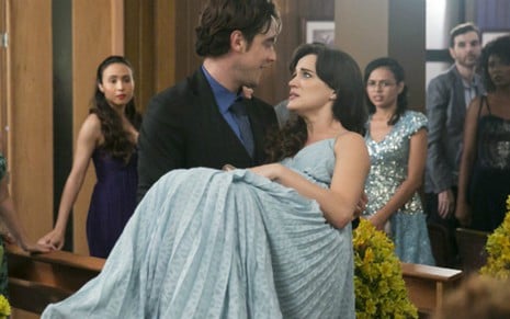 Gael (Sergio Guizé) e Clara (Bianca Bin) sairão de casamento direto para uma maternidade - Rafael Campos/TV Globo