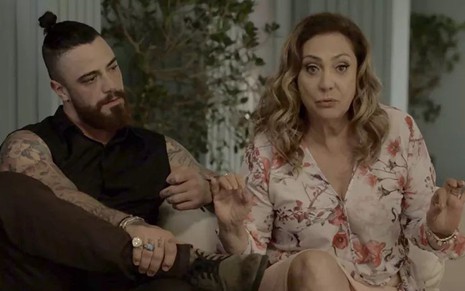 Nádia (Eliane Giardini) e Odair (Felipe Titto) no capítulo desta sexta (6) de O Outro Lado do Paraíso - Reprodução/TV Globo
