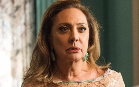 Eliane Giardini (Nádia) em O Outro Lado do Paraíso; megera racista é obrigada a servir juíza - Reprodução/TV Globo
