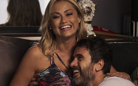 Suzy (Ellen Rocche) e Samuel (Eriberto Leão) vão acabar na cama em O Outro Lado do Paraíso - Reprodução/TV Globo