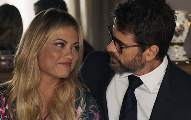 Suzy (Ellen Rocche) e Samuel (Eriberto Leão) vão acabar na cama em O Outro Lado do Paraíso - Reprodução/TV Globo