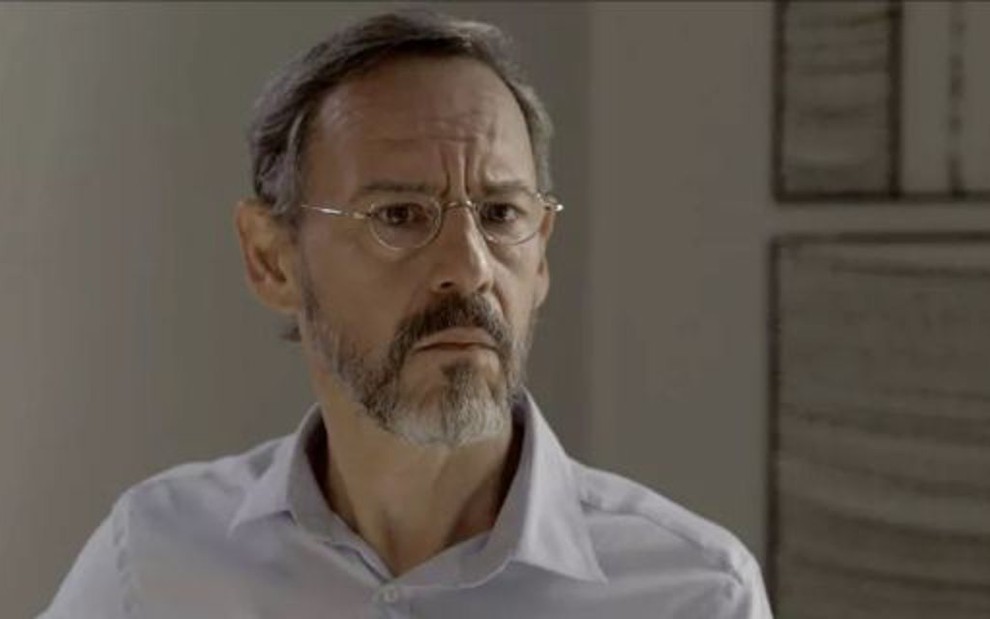 Henrique (Emílio de Mello) flagrará o pai tentando matar a ex em O Outro Lado do Paraíso - Reprodução/TV Globo