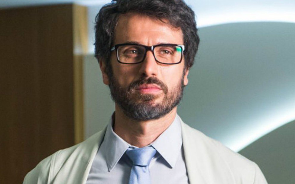 O médico Samuel (Eriberto Leão), que faz de tudo para não revelar que é homossexual - Estevam Avellar/TV Globo