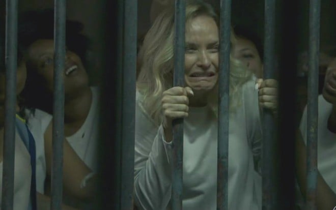 Fabiana (Fernanda Rodrigues) grita de desespero na cadeia, rodeada de colegas de cela negras - Reprodução/Globo