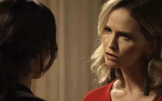 Fabiana (Fernanda Rodrigues) suspeitará de Clara (Bianca Bin) em O Outro Lado do Paraíso - Reprodução/TV Globo