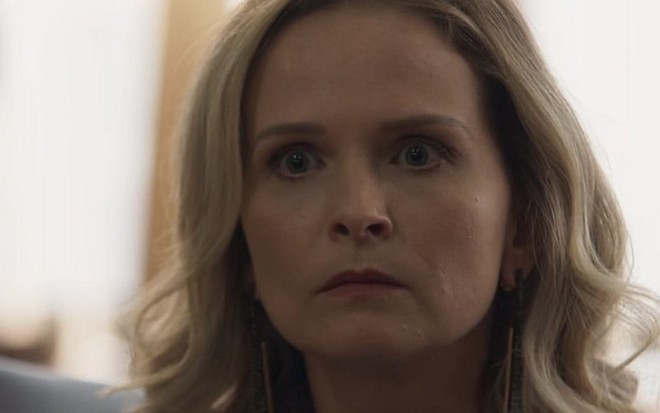 Fabiana (Fernanda Rodrigues) vai dar chilique na cadeia nos últimos capítulos de O Outro Lado do Paraíso - Reprodução/TV Globo