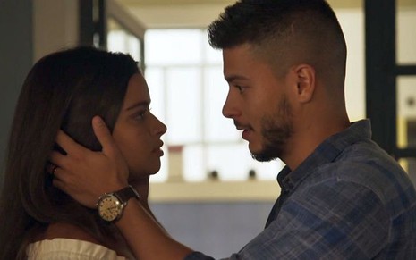 Melissa (Gabriella Mustafá) aceitará reatar com Diego (Arthur Aguiar) em O Outro Lado do Paraíso - Reprodução/TV Globo