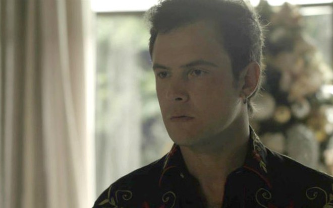Gael (Sergio Guizé) chamará a atenção de Lívia (Grazi Massafera) no capítulo de sábado (16) - Reprodução/Globo