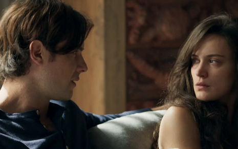 Sergio Guizé (Gael) contracena com Bianca Bin (Clara) na novela das nove da Globo - Reprodução/TV Globo