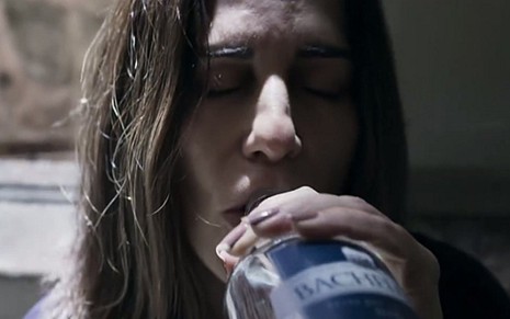 Beth (Gloria Pires) tem problemas com a bebida desde o início de O Outro Lado do Paraíso - Reprodução/TV Globo