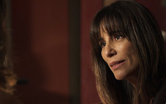 Gloria Pires (Duda) em O Outro Lado do Paraíso; dona do bordel reconhecerá amuleto - Reprodução/TV Globo