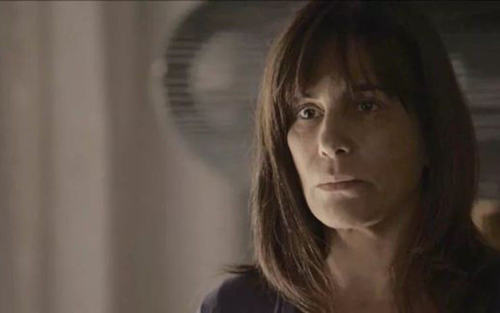 Duda (Gloria Pires) conta que foi separada da filha em cena de O Outro Lado do Paraíso - Reprodução/TV Globo