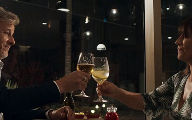 Marcello Novaes (Renan) e Gloria Pires (Beth) em cena de O Outro Lado do Paraíso, da Globo - Reprodução/TV Globo