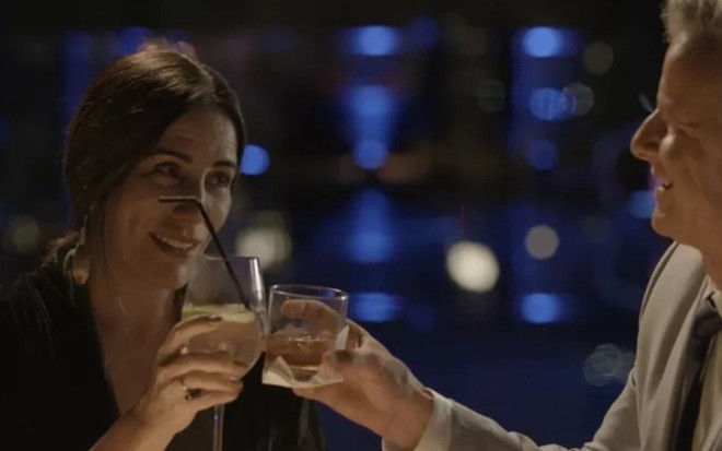 Elizabeth (Gloria Pires) se encanta por Renan (Marcello Novaes) em O Outro Lado do Paraíso - Fotos: Reprodução/TV Globo