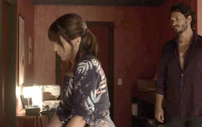 Laerte (Raphael Vianna) pressiona Duda (Gloria Pires) em cena de O Outro Lado do Paraíso - Reprodução/TV Globo