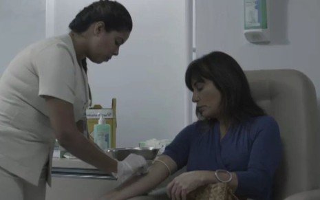 Beth (Gloria Pires) em cena de O Outro Lado do Paraíso em que faz teste de compatibilidade com a filha - Reprodução/TV Globo