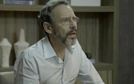 Henrique (Emílio de Mello) em cena do capítulo desta terça (6) de O Outro Lado do Paraíso - Reprodução/TV Globo