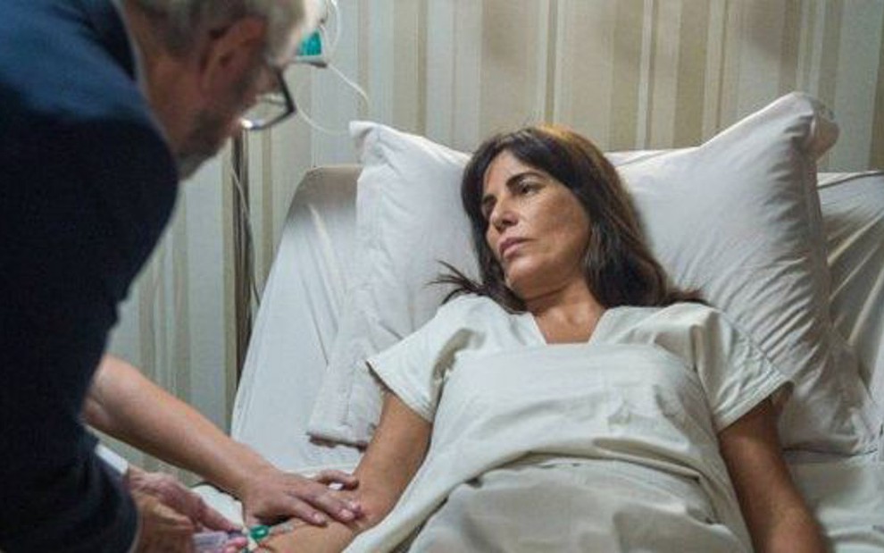 Natanael (Juca de Oliveira) tenta injetar ar na veia de Duda (Gloria Pires) na trama das nove - Raquel Cunha/TV Globo