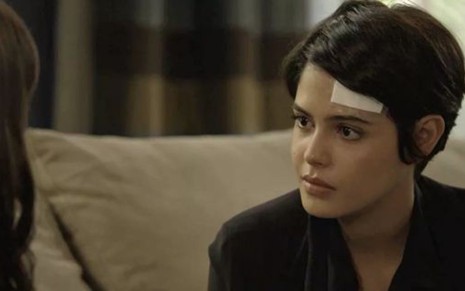 Adriana (Julia Dalavia) dá conselho a Laura (Bella Piero) em cena de O Outro Lado do Paraíso - Reprodução/TV Globo