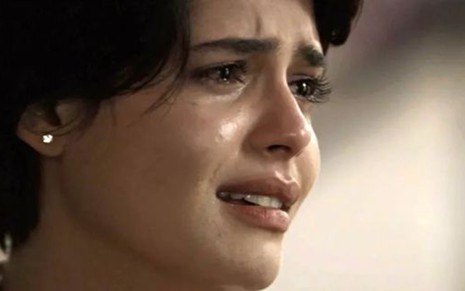 Adriana (Julia Dalavia) chora ao reconhecer a mãe em cena de O Outro Lado do Paraíso - Reprodução/TV Globo