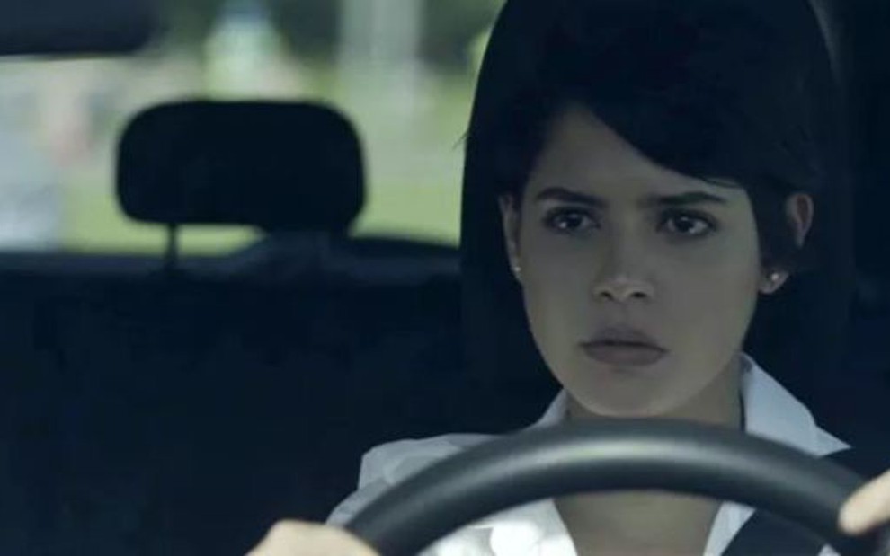 Adriana (Julia Dalavia) sofrerá acidente de carro em cena de O Outro Lado do Paraíso - Reprodução/TV Globo