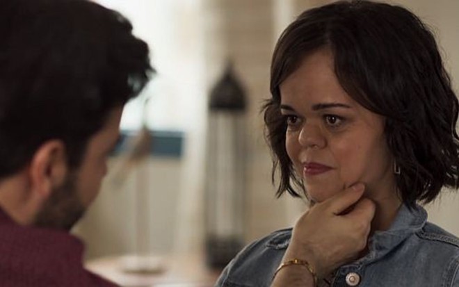 Pedro Carvalho (Amaro) e Juliana Caldas (Estela) em cena de O Outro Lado do Paraíso - Reprodução/TV Globo