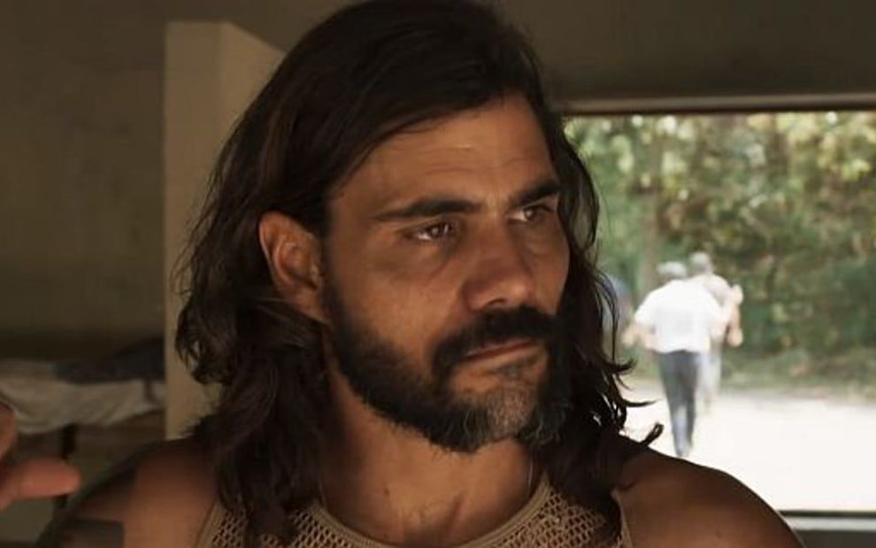 Juliano Cazarré (Mariano) em O Outro Lado do Paraíso; garimpeiro dará surra no irmão - Reprodução/TV Globo
