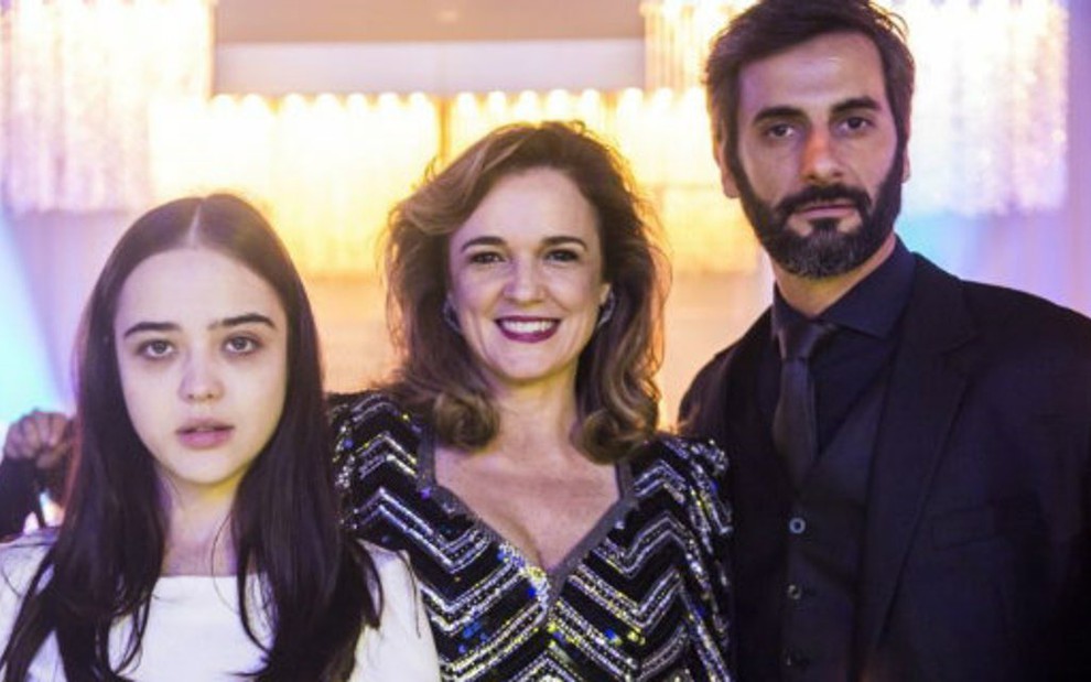 Laura (Bella Piero), Lorena (Sandra Corveloni) e Vinicius (Flavio Tolezani) na novela das nove - Reprodução/Globo