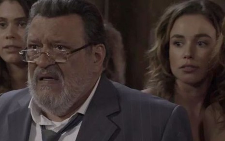 Gustavo (Luis Melo) ao ser flagrado pela mulher no bordel em O Outro Lado do Paraíso - Reprodução/TV Globo