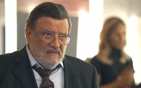 Gustavo (Luis Melo) confrontará a ex-mulher em cena de O Outro Lado do Paraíso - Reprodução/TV Globo