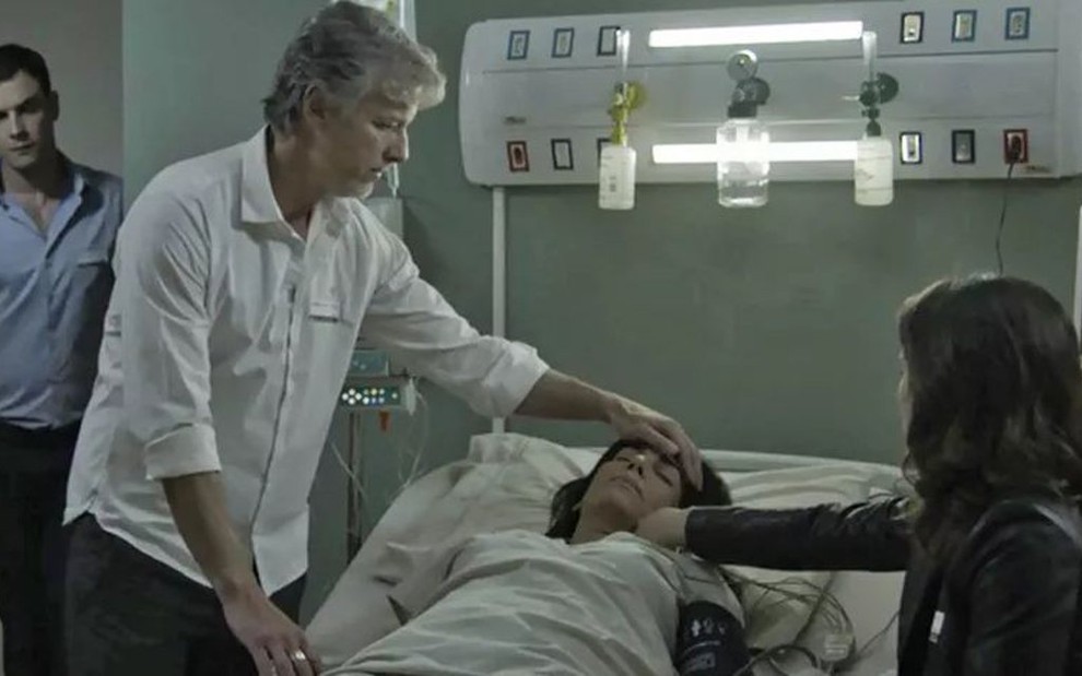 Renan (Marcello Novaes) e Clara (Bianca Bin) se preocupam com temperatura de Beth (Gloria Pires) - Reprodução/TV Globo