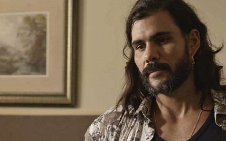 O ator Juliano Cazarré em cena como o personagem Mariano de O Outro Lado do Paraíso - Reprodução/Globo