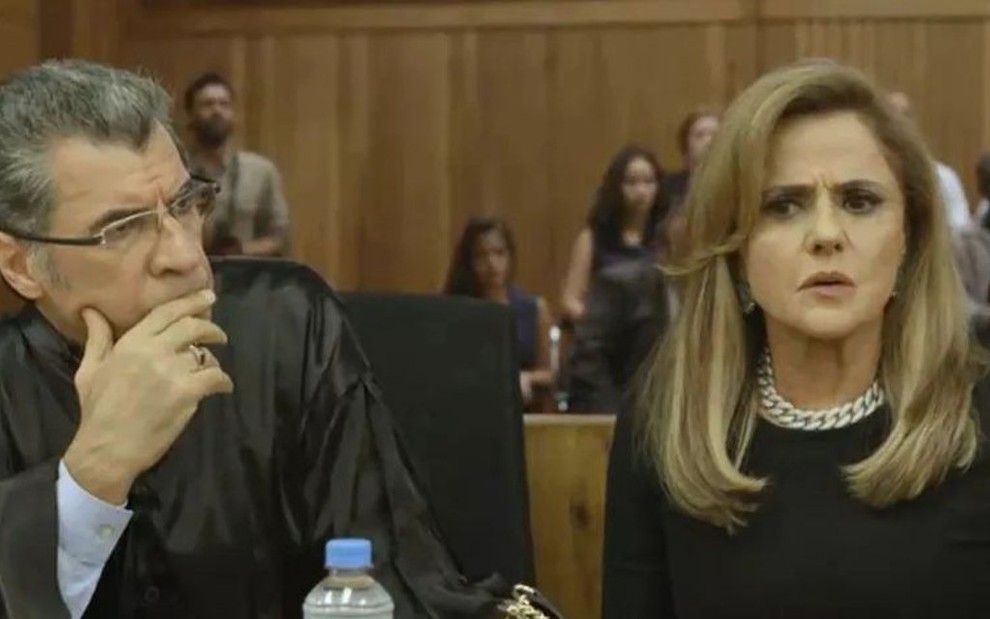 Maurício (Paulo Betti) e Sophia (Marieta Severo) durante o julgamento em O Outro Lado do Paraíso - Reprodução/TV Globo