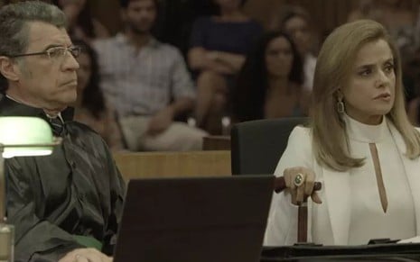 Maurício (Paulo Betti) e Sophia (Marieta Severo) durante o julgamento final em O Outro Lado do Paraíso - Reprodução/TV Globo