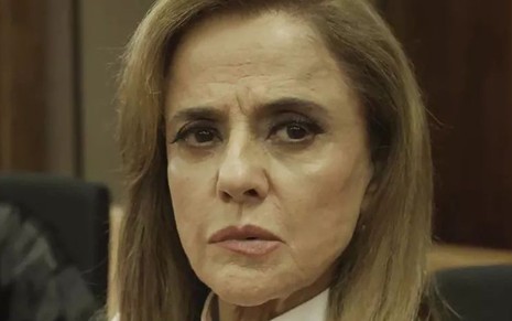 Sophia (Marieta Severo) admitirá que garimpeiro é a testemunha que poderá incriminá-la - Reprodução/TV Globo