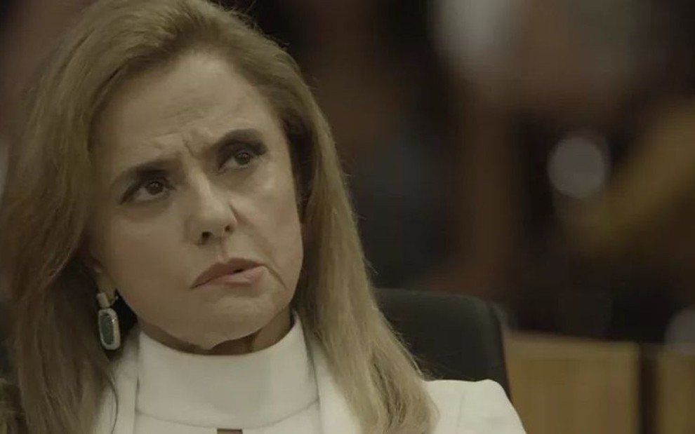 Sophia (Marieta Severo) em cena de seu julgamento no último capítulo de O Outro Lado do Paraíso - Reprodução/TV Globo