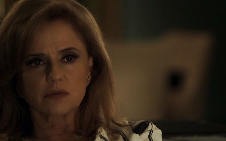 Sophia (Marieta Severo) ouvirá falsa chantagem e atacará ex-dona do bordel em O Outro Lado do Paraíso - Reprodução/TV Globo