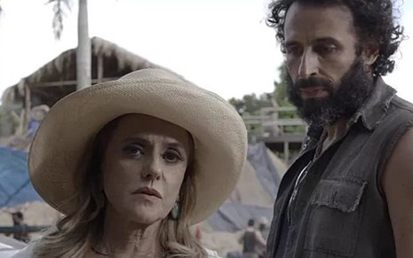 Sophia (Marieta Severo) dá ordem a Rato (Cesar Ferrario) em cena de O Outro Lado do Paraíso - Reprodução/TV Globo
